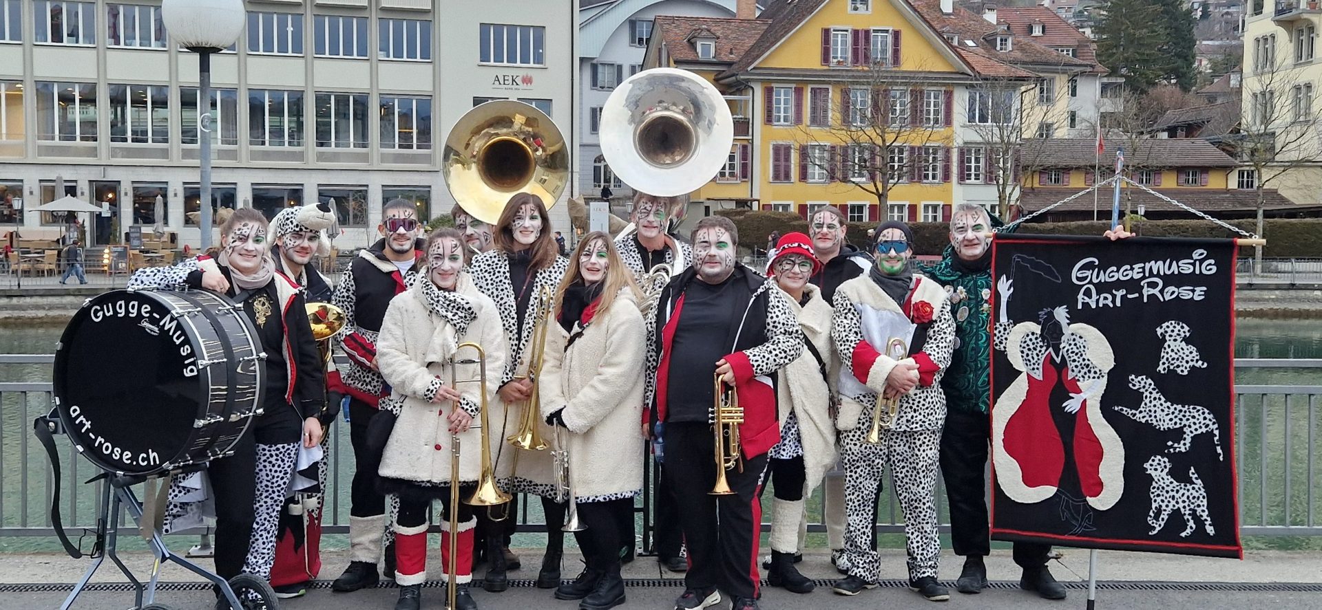 Guggenmusik Art-Rose an einem Auftritt